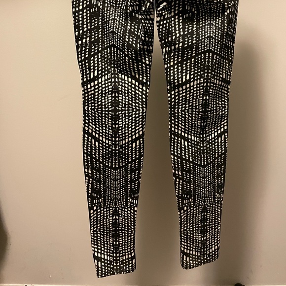 JBrand stretchy skinny jean. Size 26. Never worn. Black white design - Picture 3 of 5